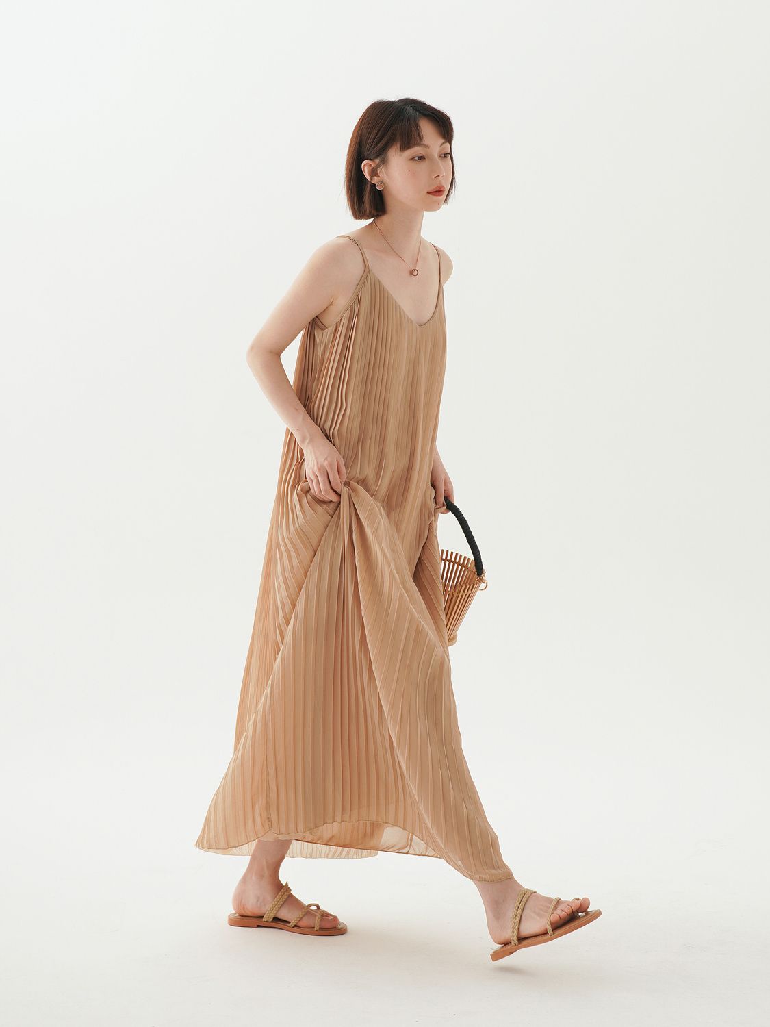 2024 mùa hè mới thiết kế cảm giác thích hợp lỏng lẻo tính khí v-cổ xếp li treo váy của phụ nữ dài kaki Ăn mặc