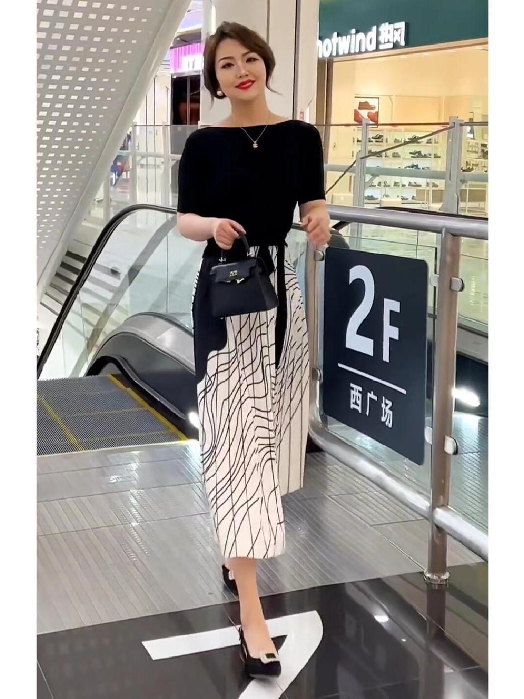 New Elegant Suit Skirt Niche round Neck Tied Design Short Sleeve Top High Waist Thin Looking Cool Striped Pleated Skirt