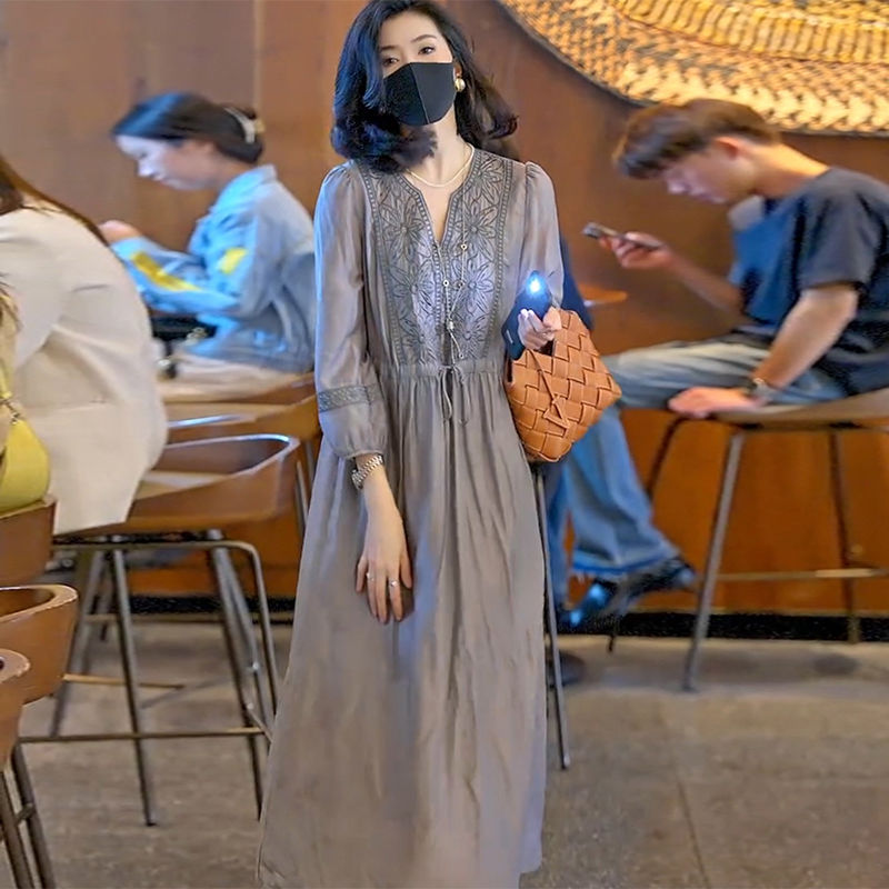 Phong Cách Nghệ Thuật Cao Quý Nặng-Nhiệm Vụ Thêu V Cổ Váy Cho Phụ Nữ 2024 Mùa Hè Lỏng Giảm Béo Eo Chặt Chẽ Tính Khí Dài Ăn Mặc