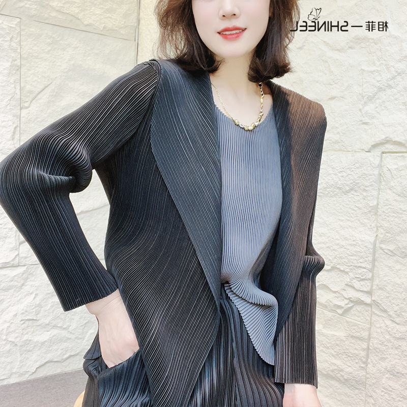 Miyake xếp ly tay áo dài bên ngoài áo cardigan áo khoác nữ mùa thu thời trang khí chất linh hoạt phong cách nước ngoài cổ áo khoác ngắn mỏng 0511