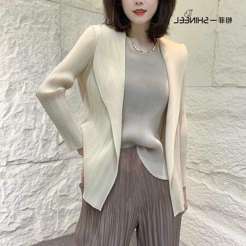 Miyake xếp ly tay áo dài bên ngoài áo cardigan áo khoác nữ mùa thu thời trang khí chất linh hoạt phong cách nước ngoài cổ áo khoác ngắn mỏng 0511