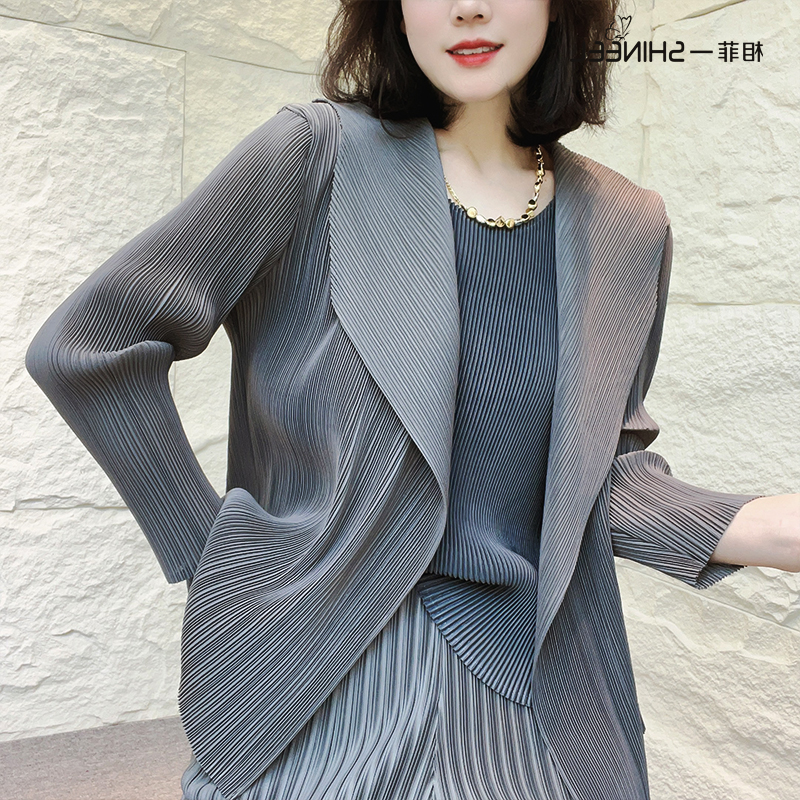 Miyake xếp ly tay áo dài bên ngoài áo cardigan áo khoác nữ mùa thu thời trang khí chất linh hoạt phong cách nước ngoài cổ áo khoác ngắn mỏng 0511